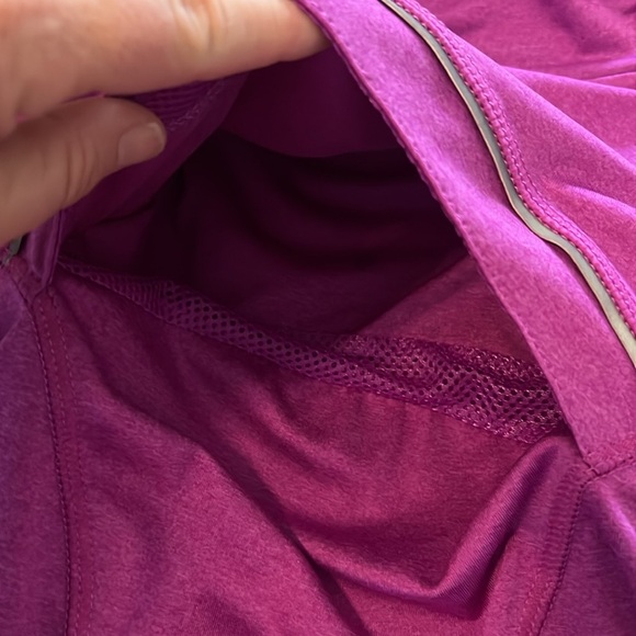 Avalanche sweatshirt size medium. Pretty purple color. Size medium - Picture 6 of 7